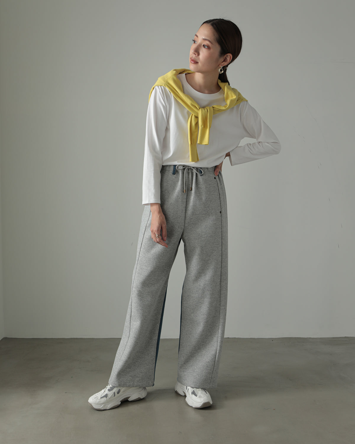 by color Different material denim pants