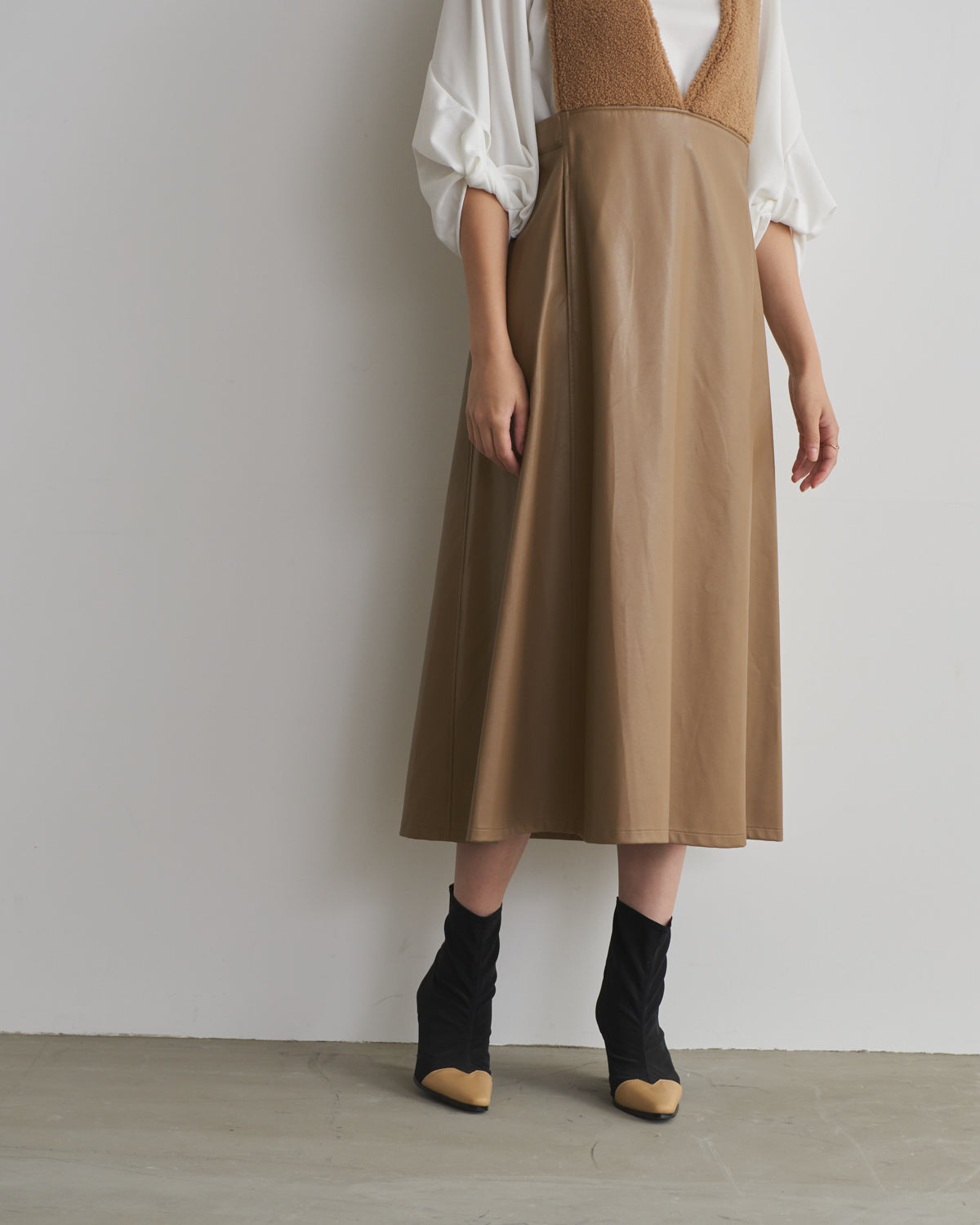 boa switching synthetic leather jumper skirt