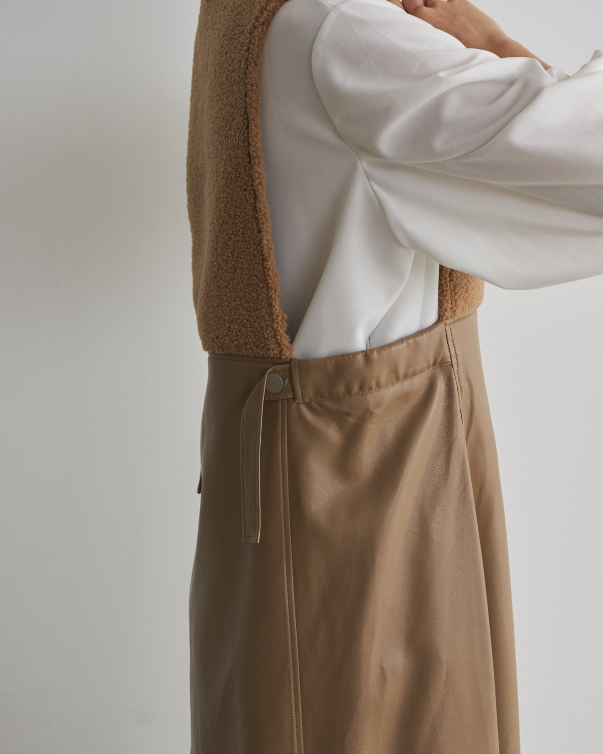 boa switching synthetic leather jumper skirt