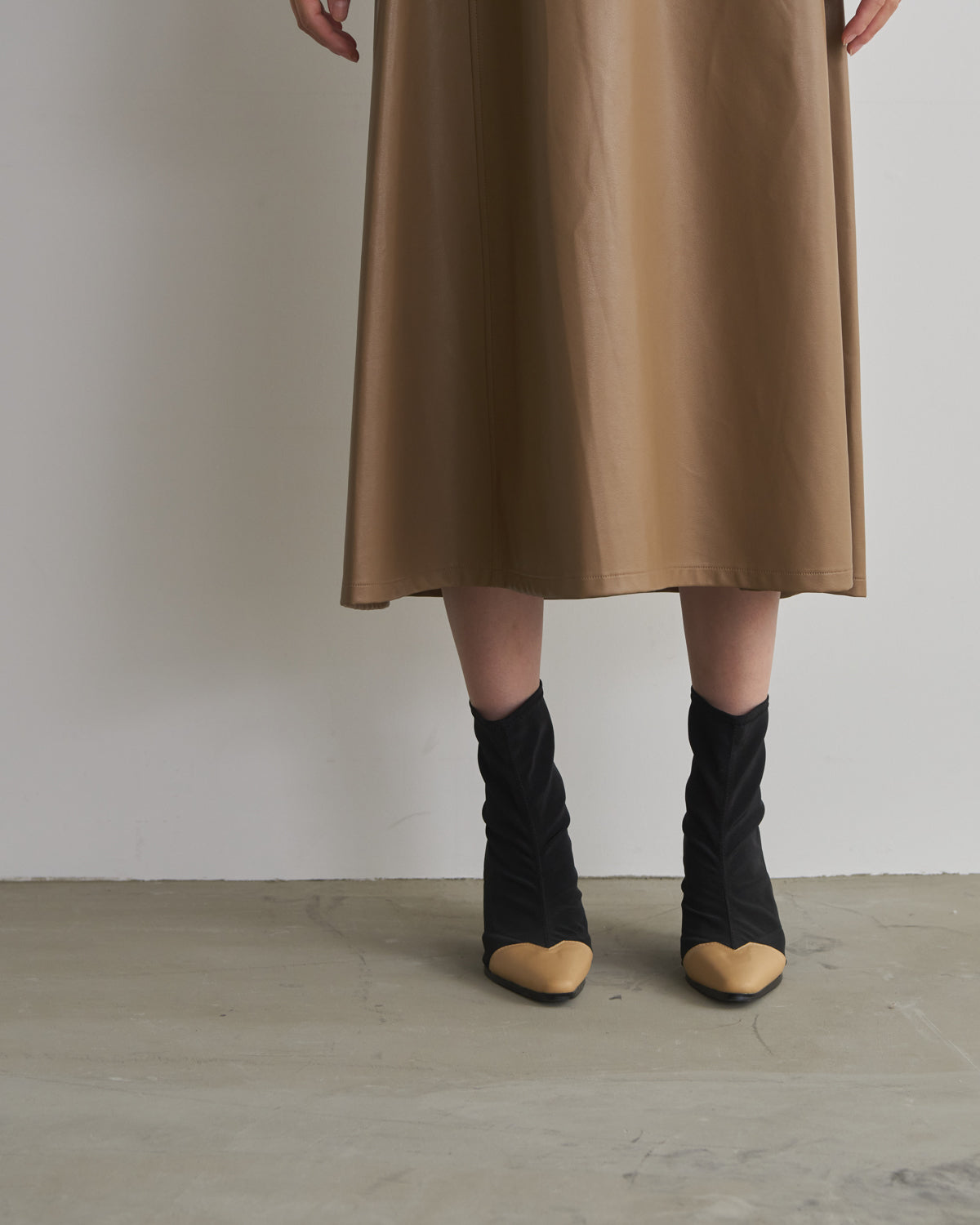 boa switching synthetic leather jumper skirt