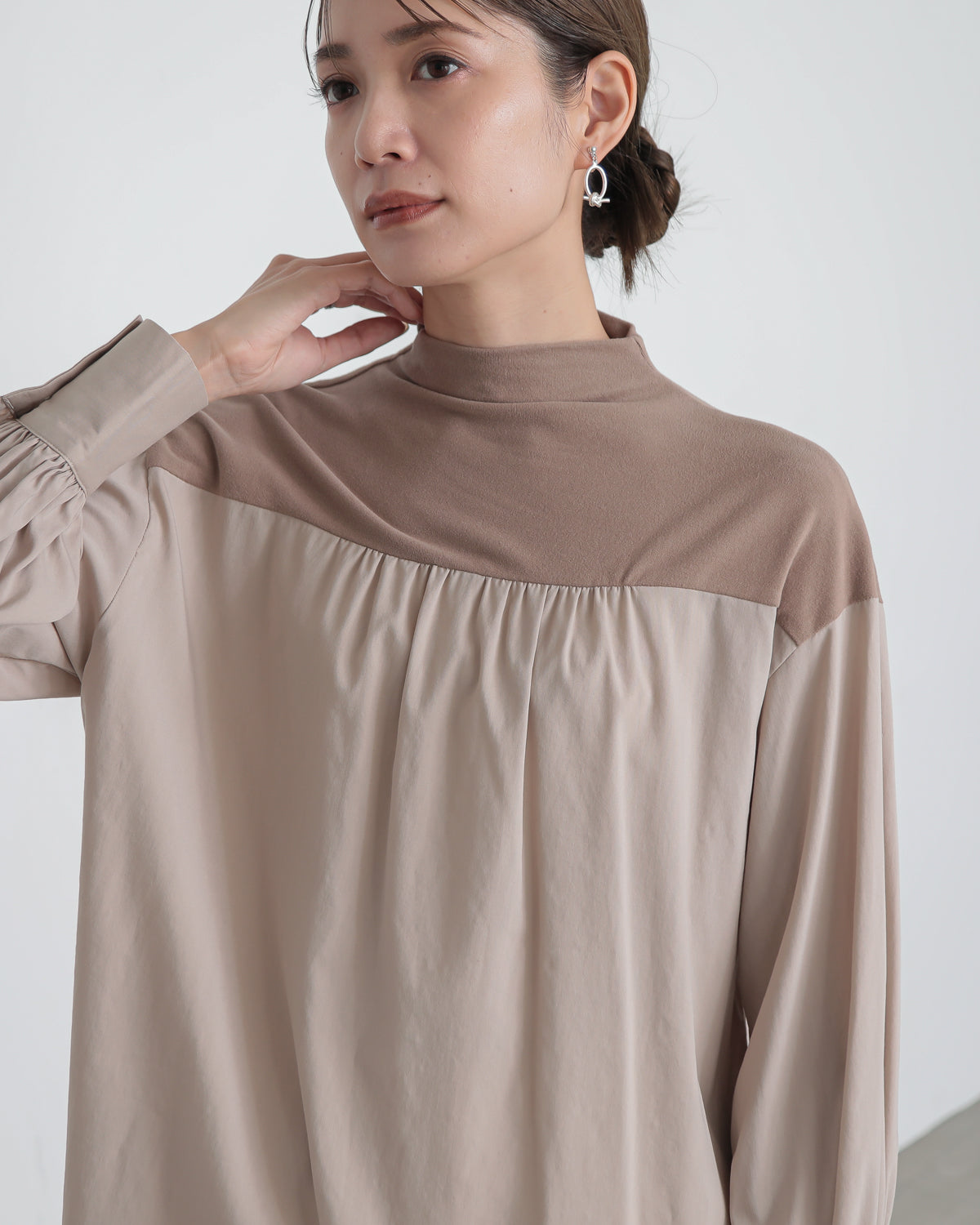 yoke switching bottle neck pullover