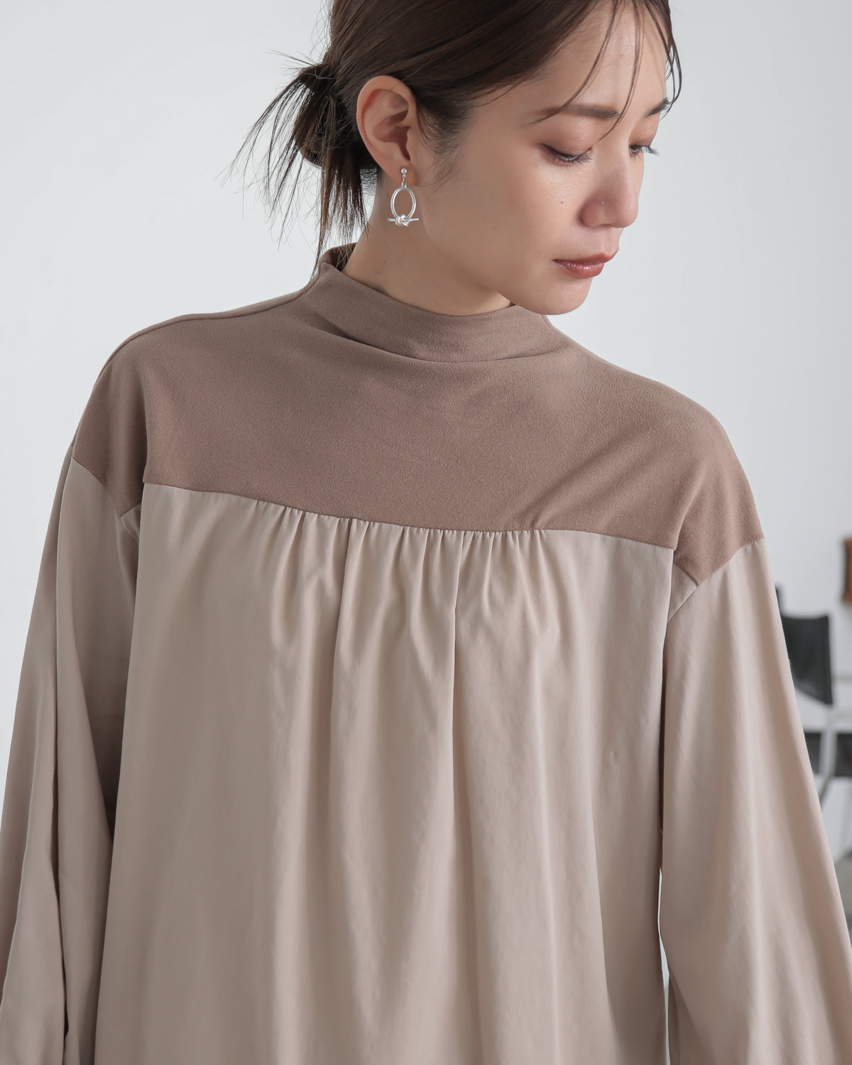 yoke switching bottle neck pullover