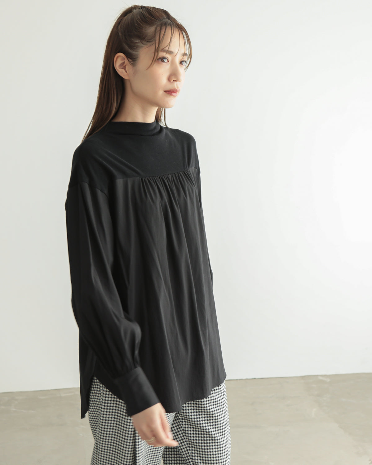 yoke switching bottle neck pullover