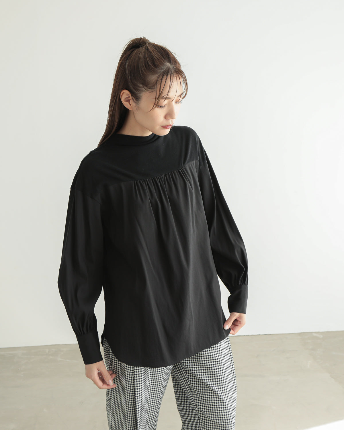 yoke switching bottle neck pullover