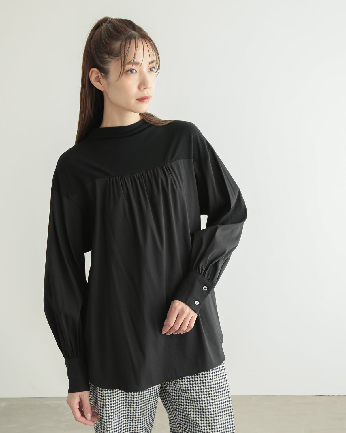 yoke switching bottle neck pullover