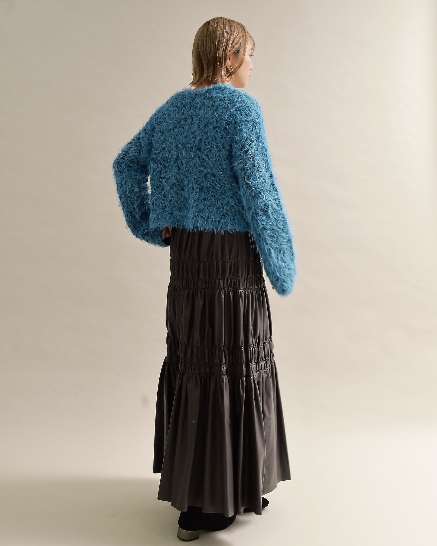 ふわシャギーVネックショートニット