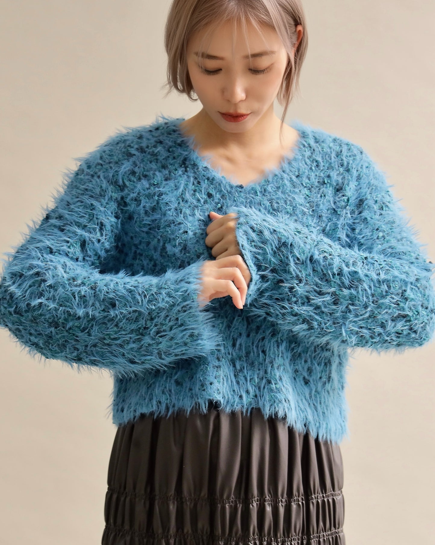 ふわシャギーVネックショートニット