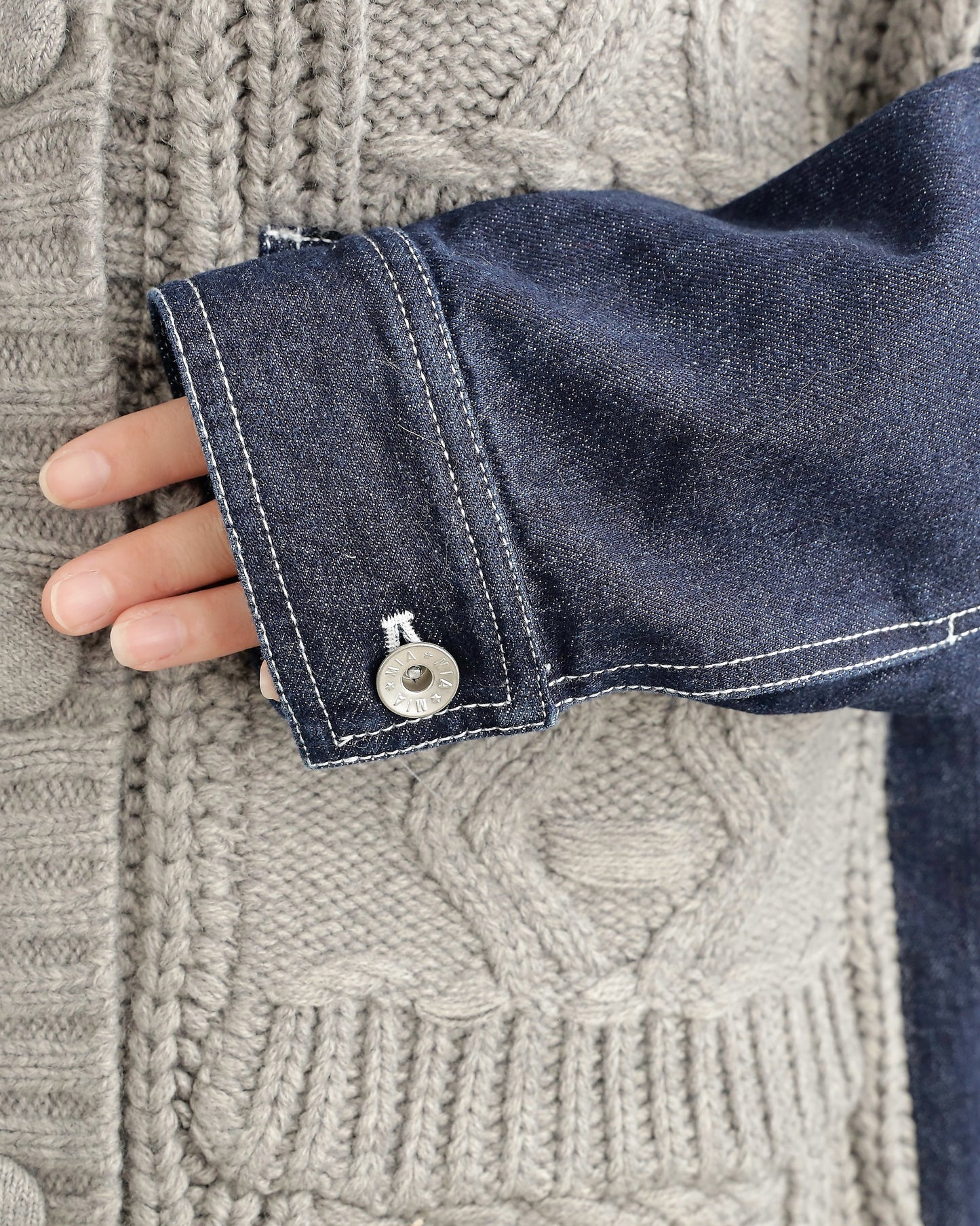 デニムスリーブ異素材ミックスケーブルニットカーディガン
