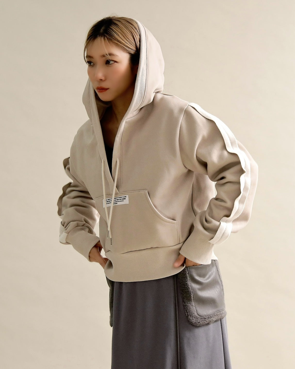 スリットスリーブ・ショートフーディー