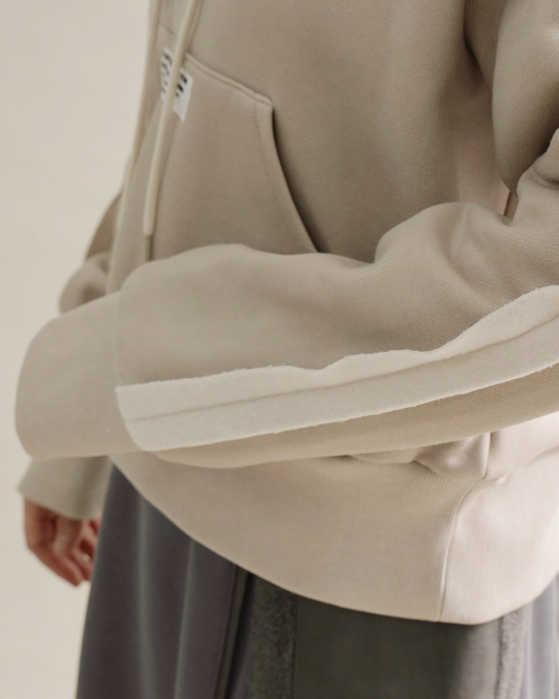 スリットスリーブ・ショートフーディー