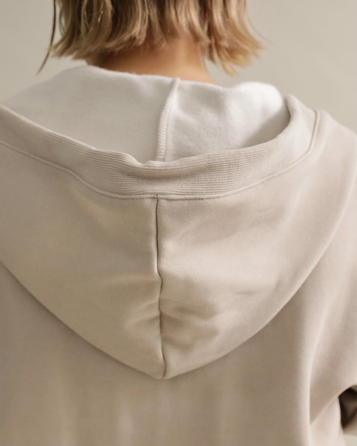 スリットスリーブ・ショートフーディー