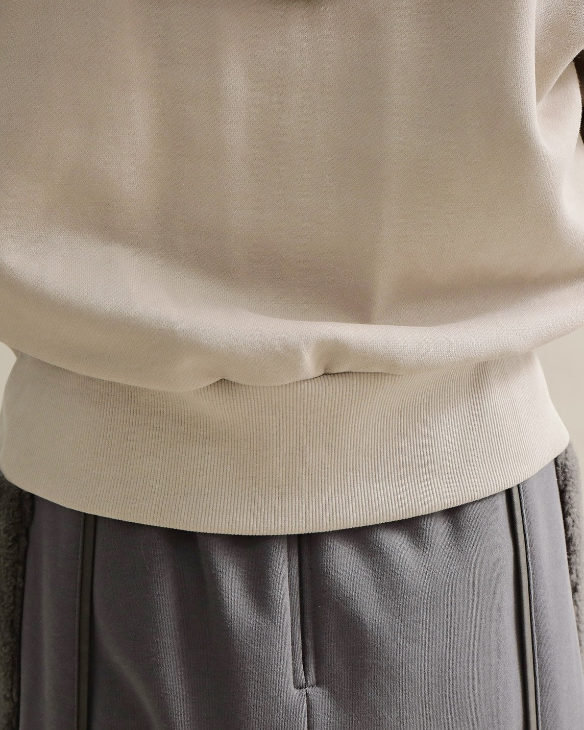 スリットスリーブ・ショートフーディー