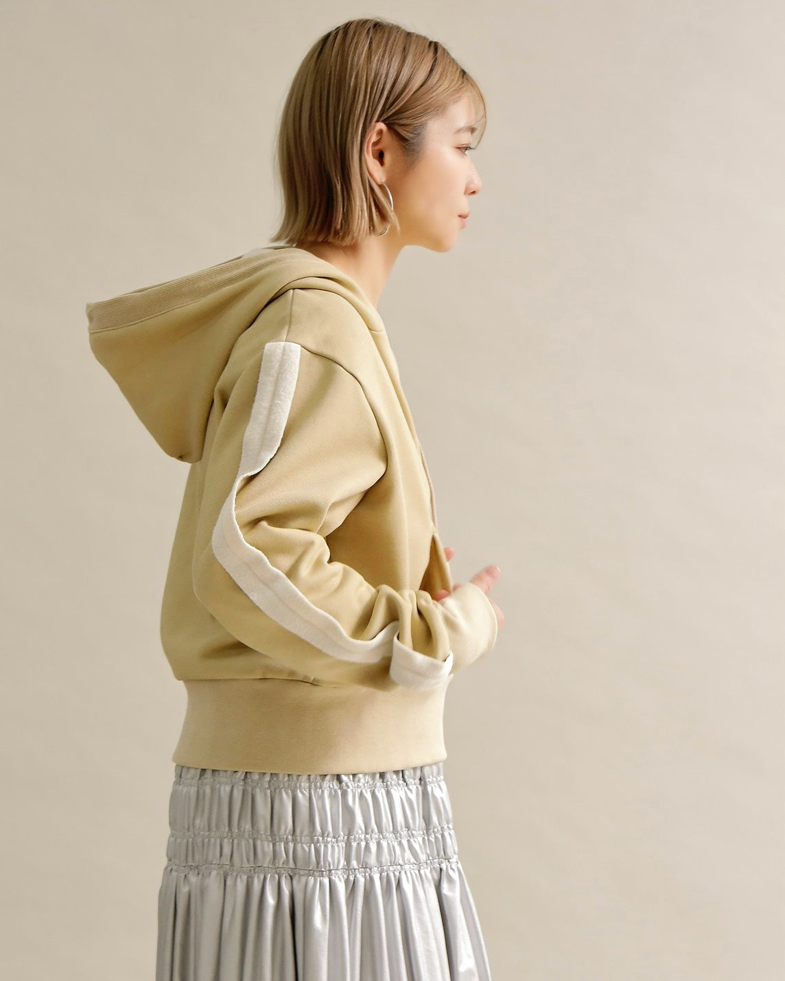 スリットスリーブ・ショートフーディー