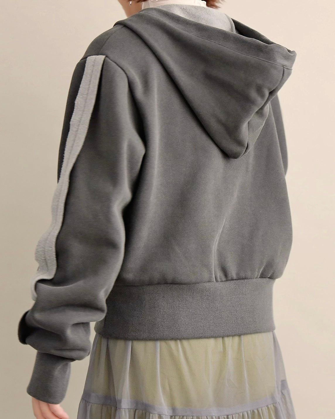 スリットスリーブ・ショートフーディー