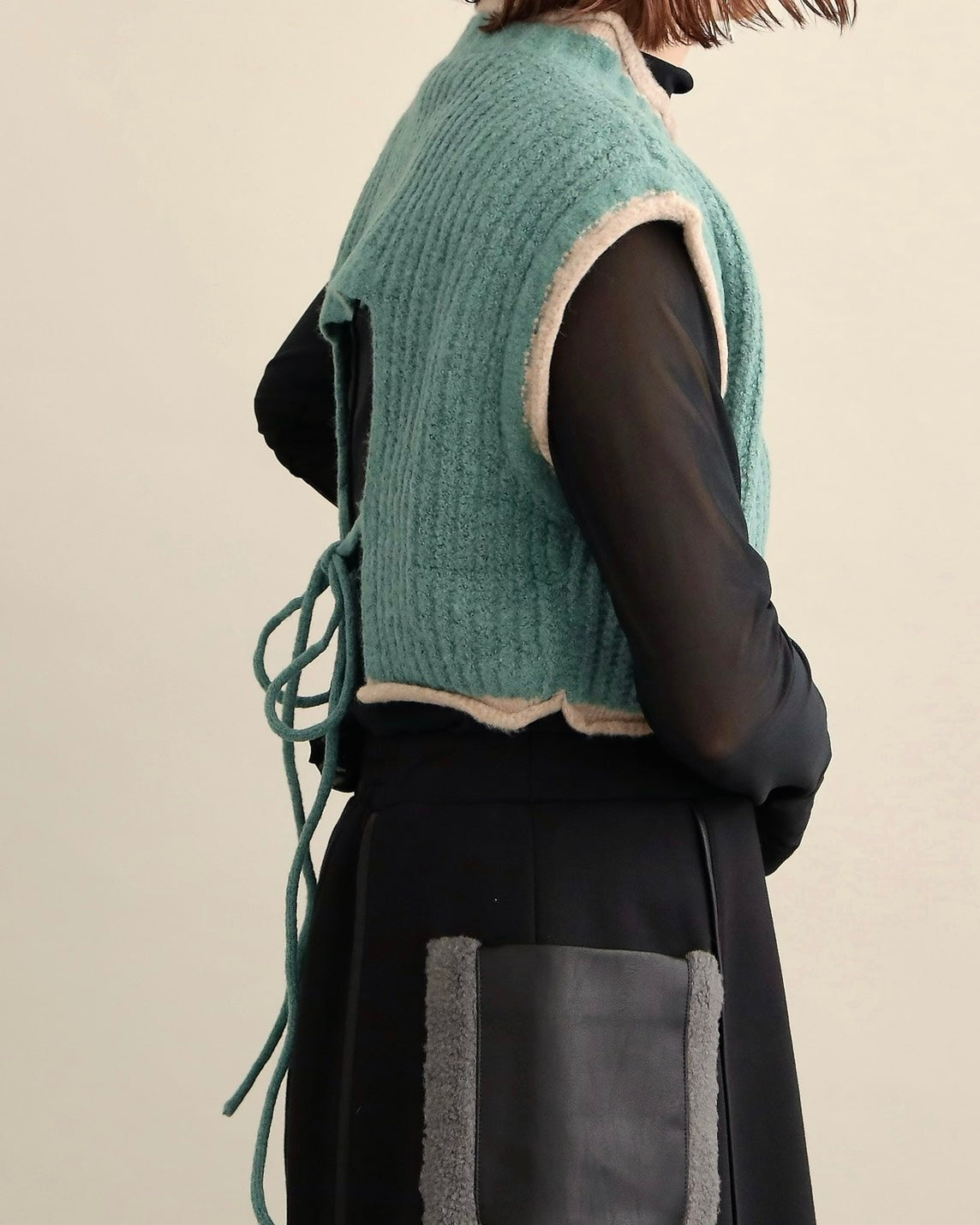 バックスリットニットショートジレ