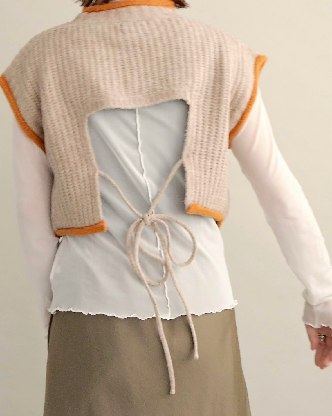 バックスリットニットショートジレ