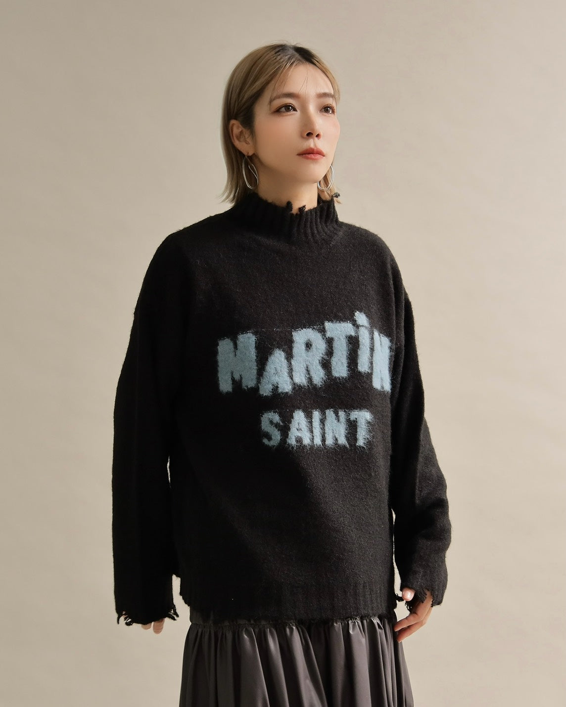 フワモコロゴルーズニット