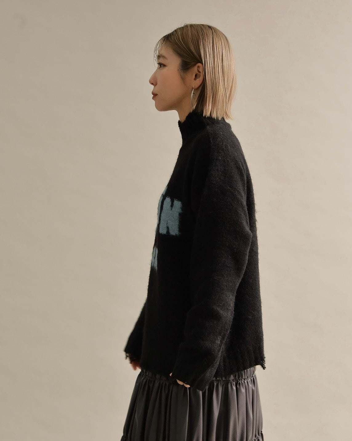 フワモコロゴルーズニット