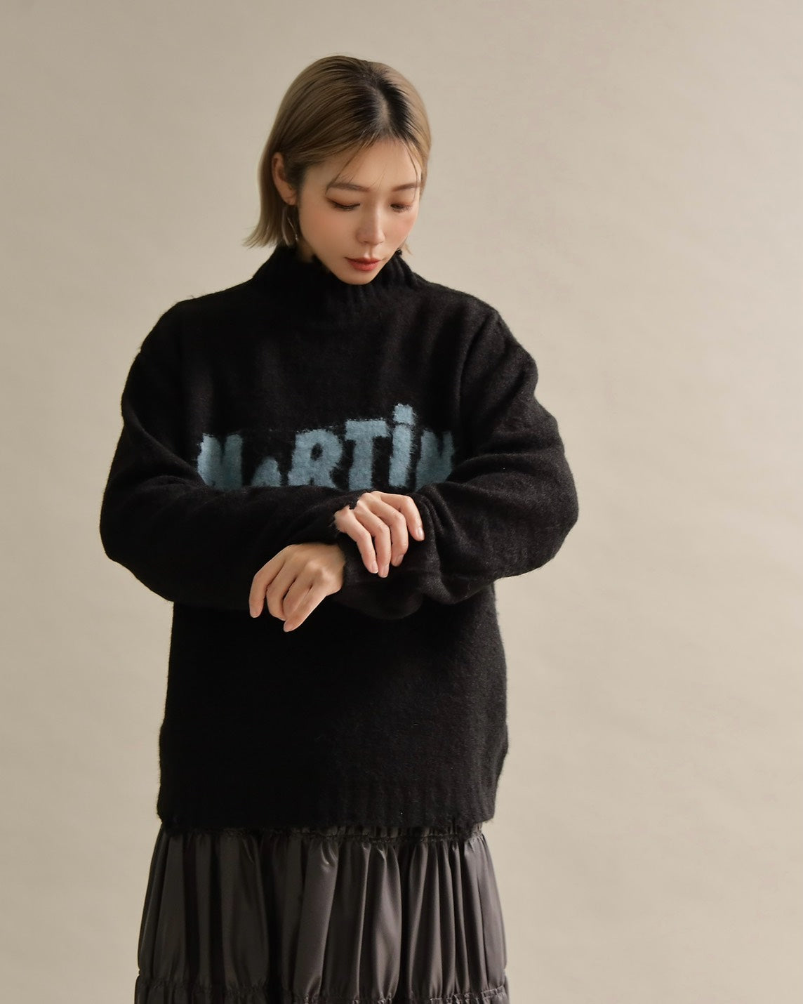 フワモコロゴルーズニット