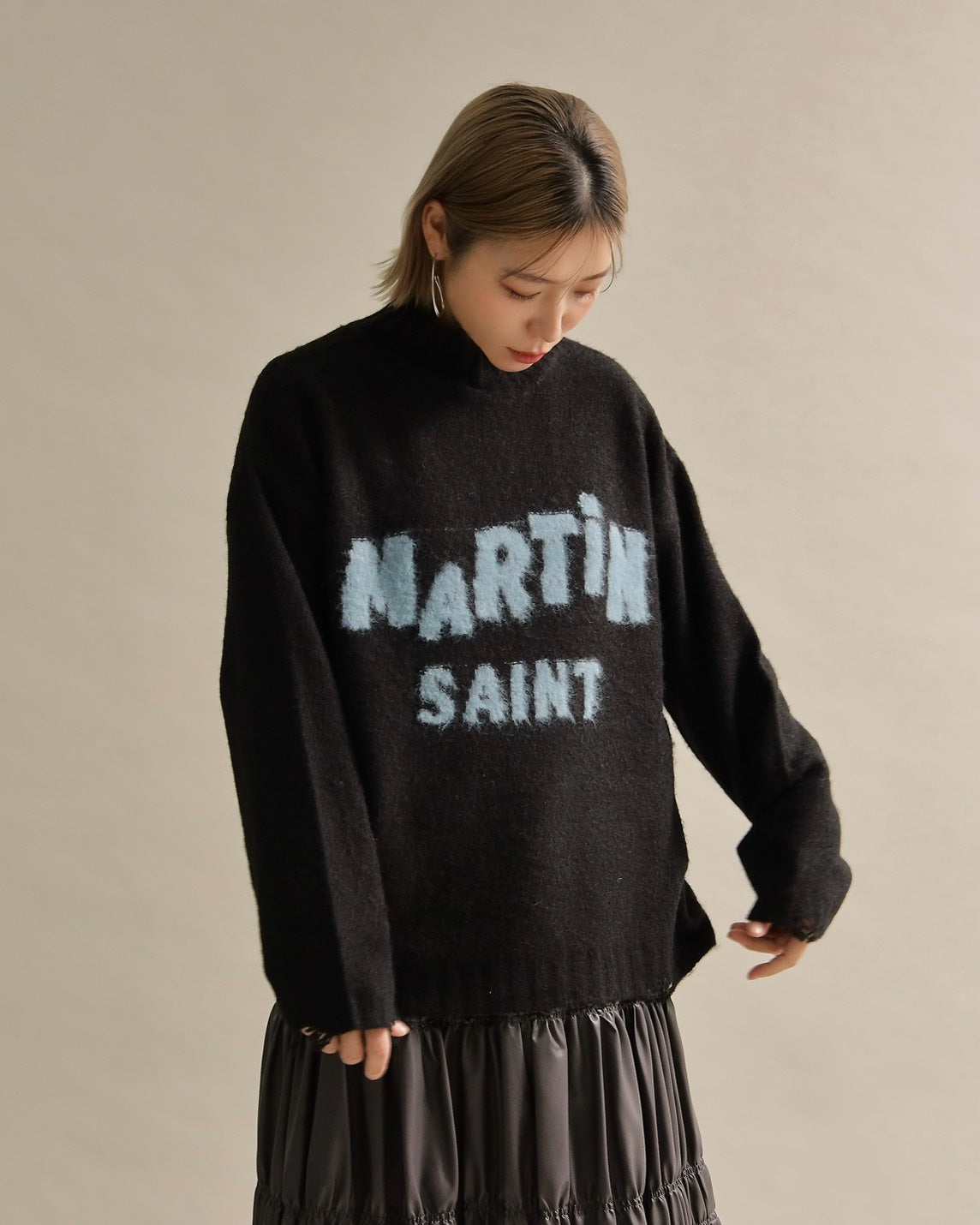 フワモコロゴルーズニット