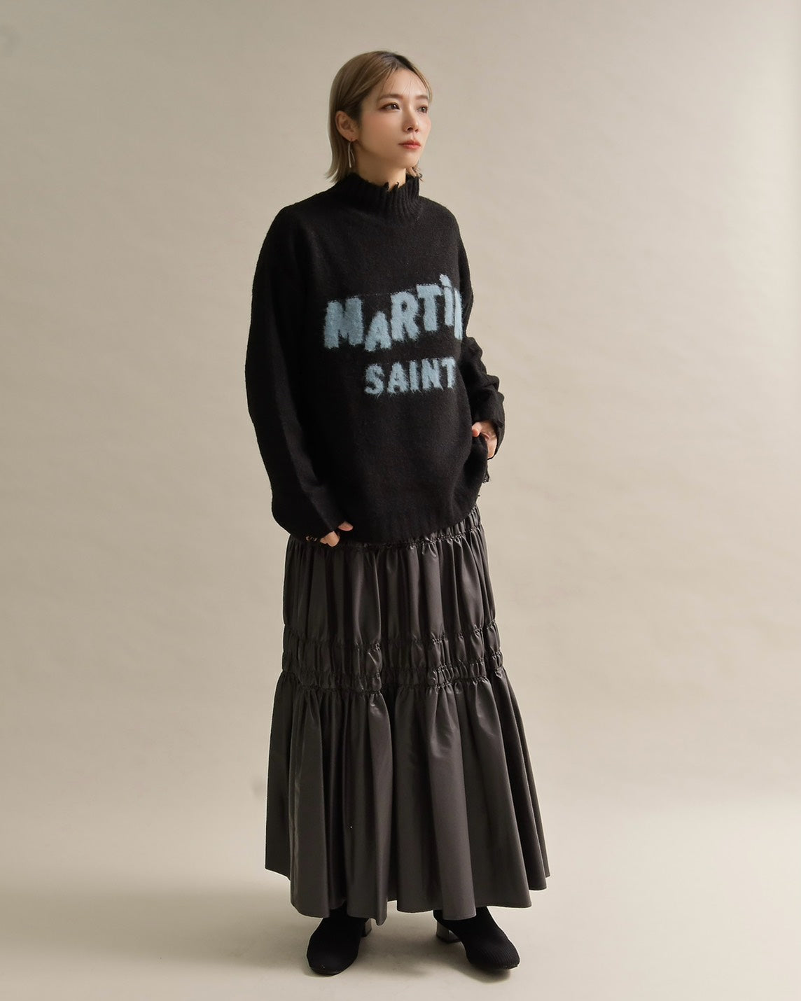 フワモコロゴルーズニット