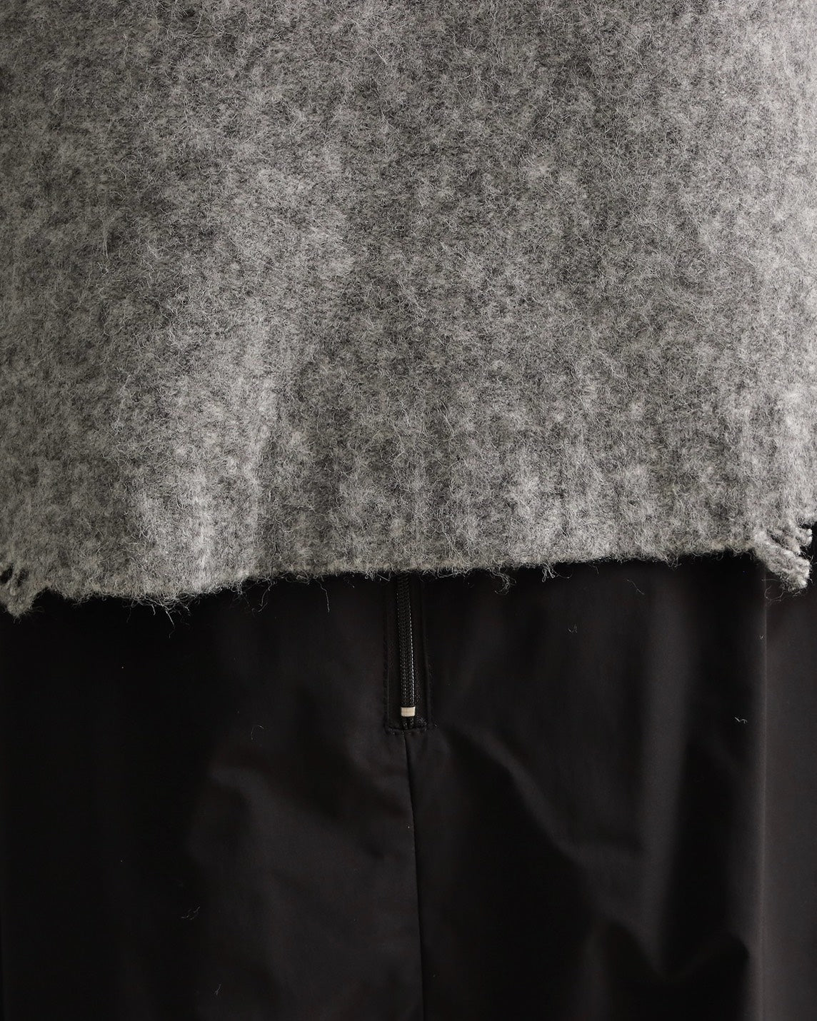 フワモコロゴルーズニット