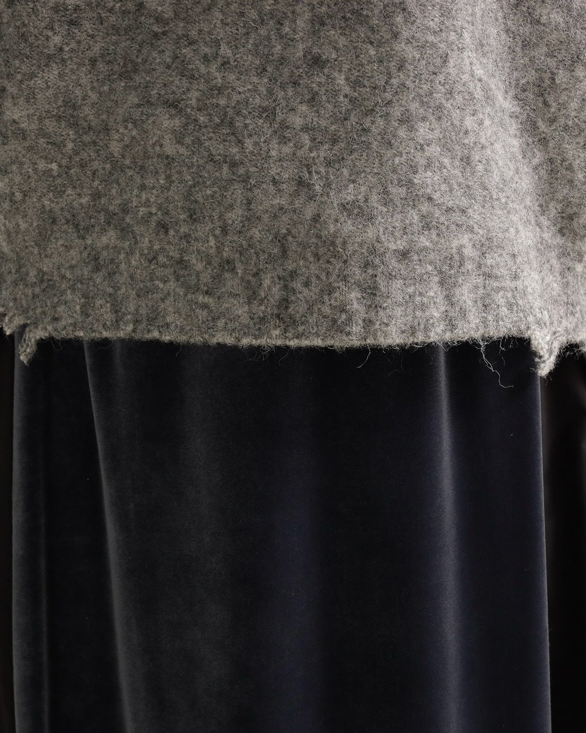 フワモコロゴルーズニット