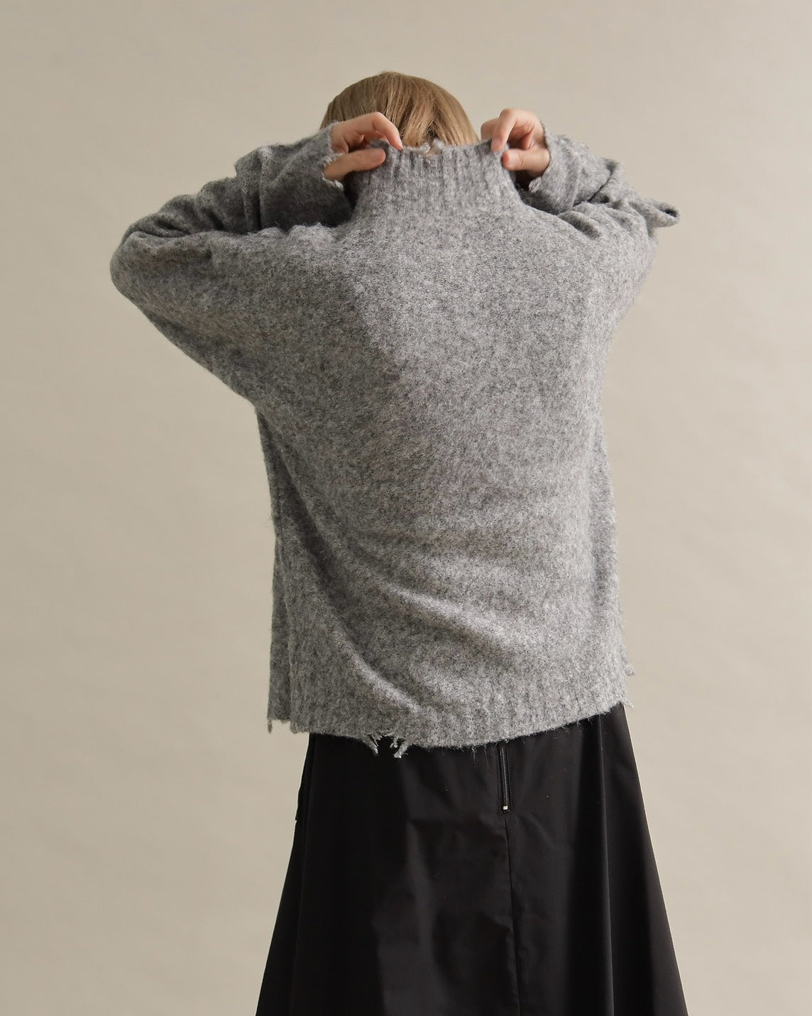 フワモコロゴルーズニット