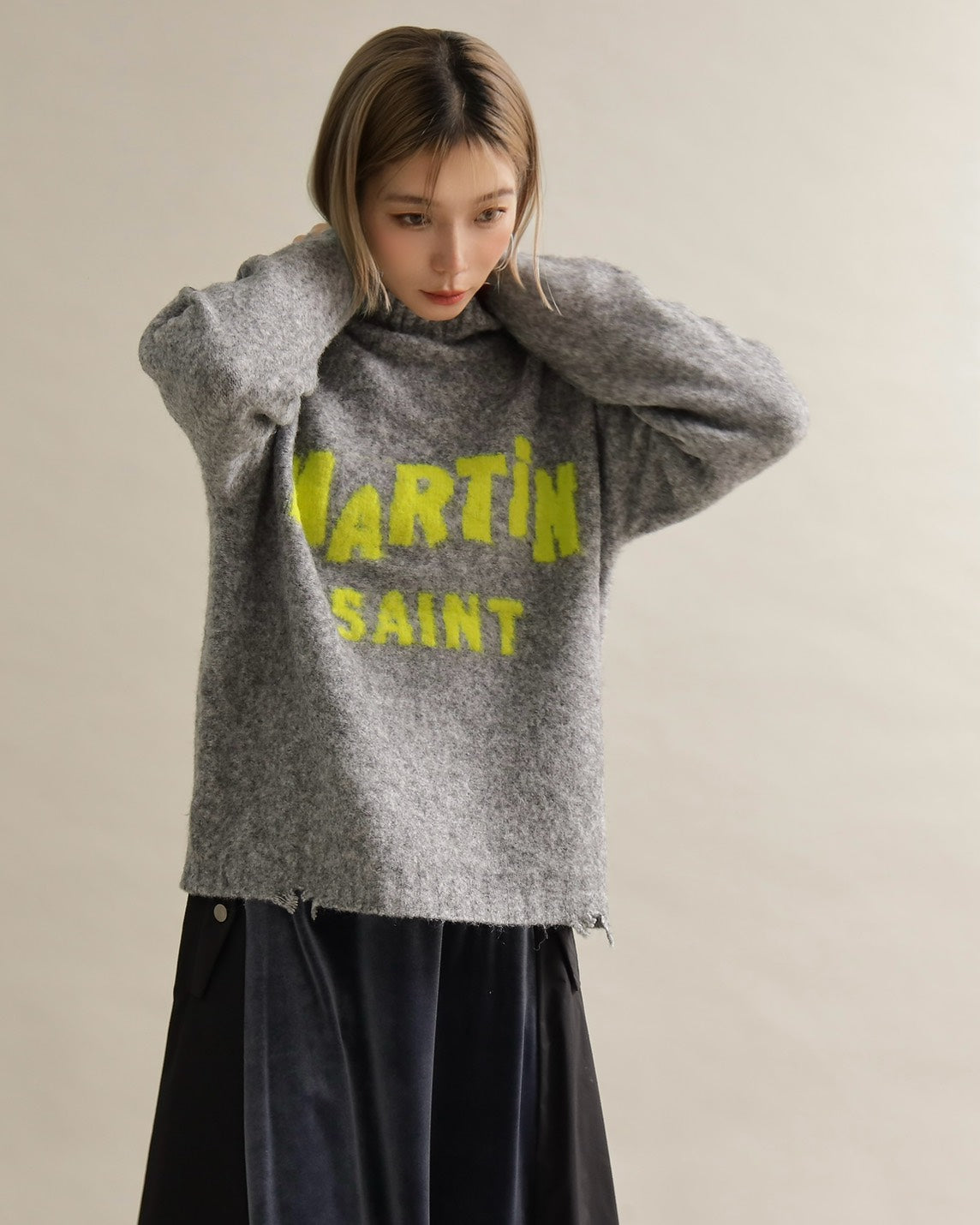 フワモコロゴルーズニット