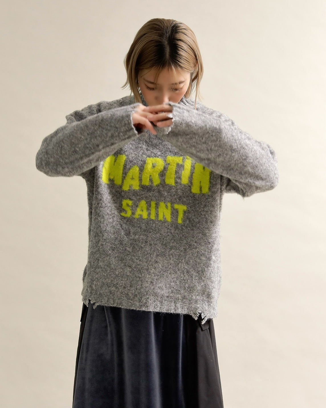 フワモコロゴルーズニット