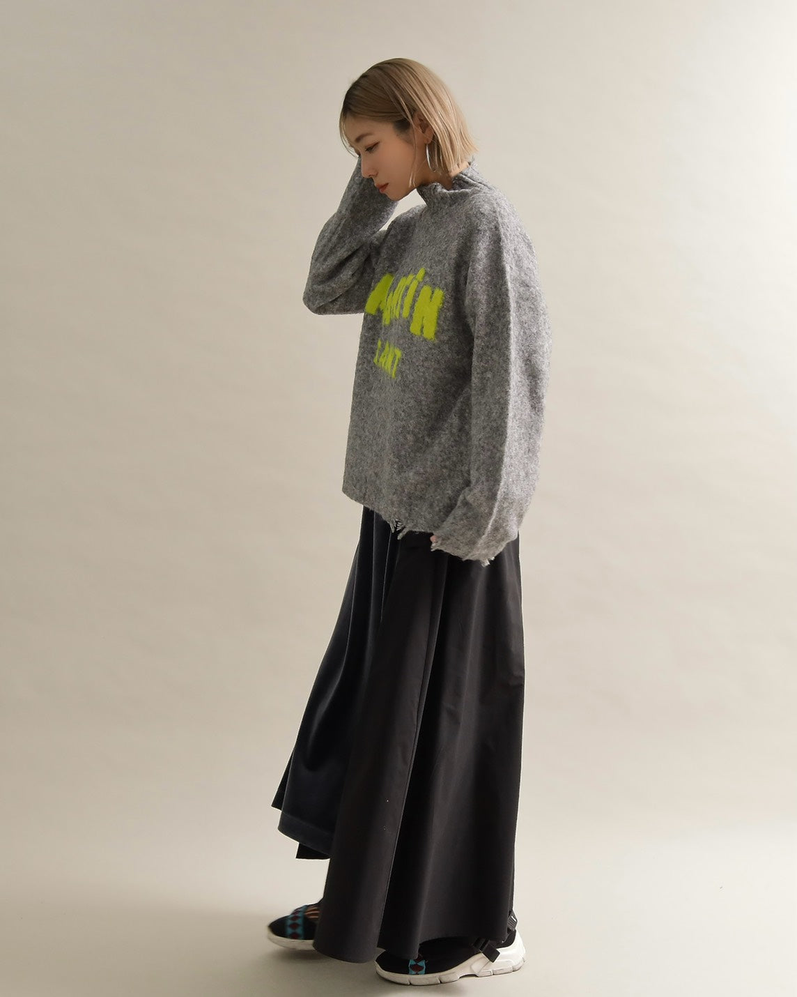 フワモコロゴルーズニット