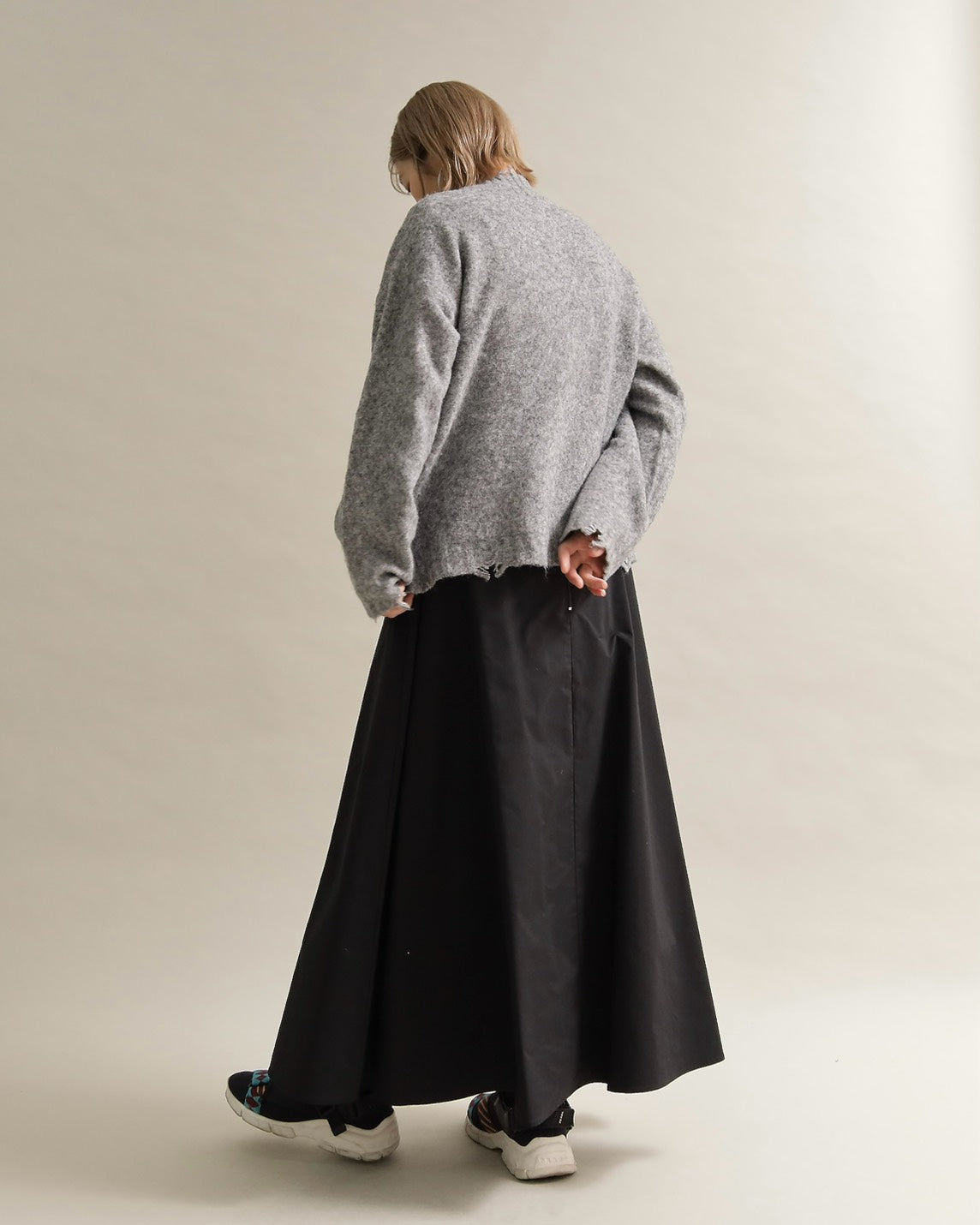 フワモコロゴルーズニット