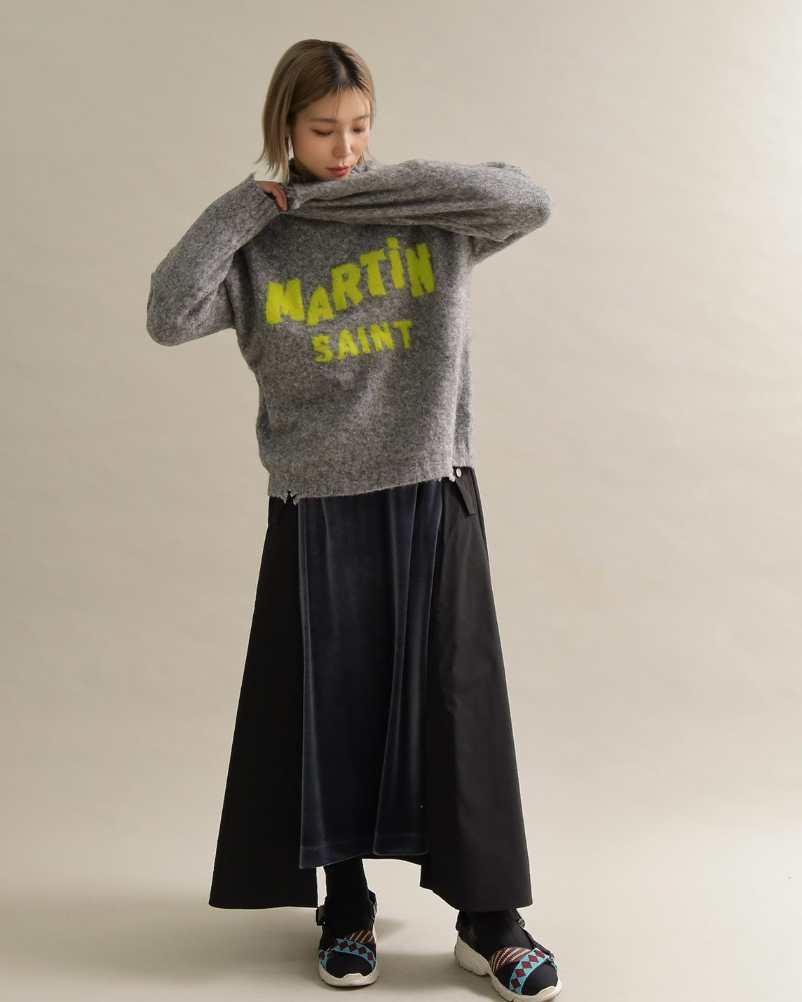 フワモコロゴルーズニット