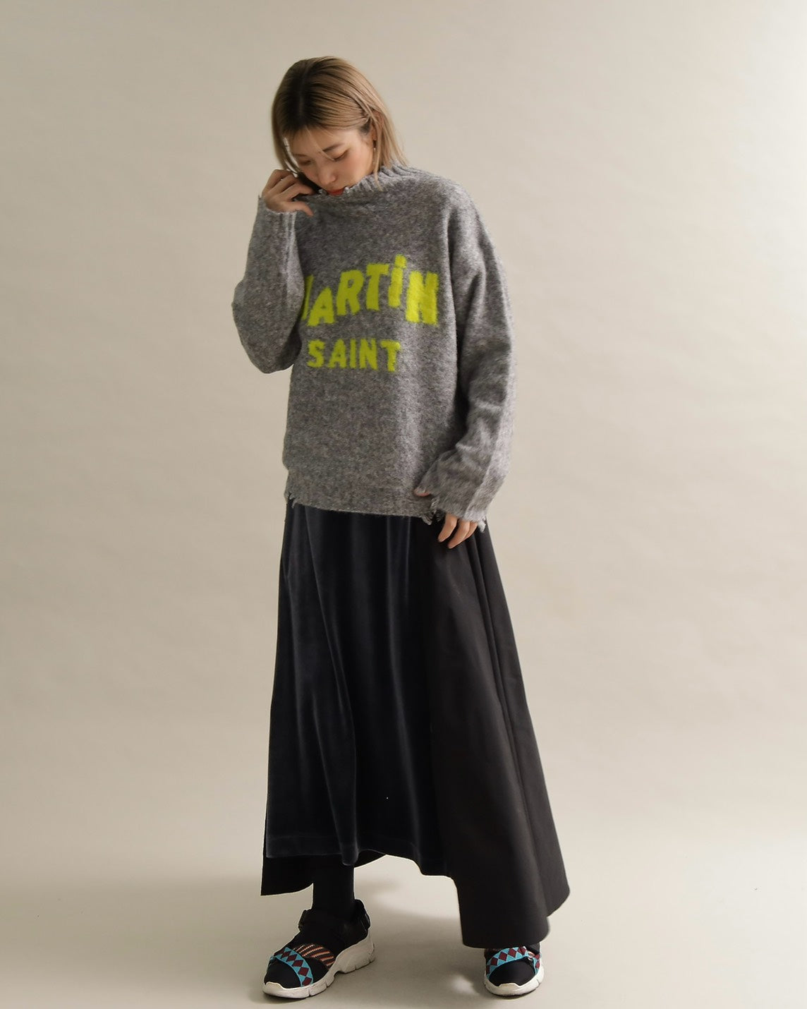 フワモコロゴルーズニット