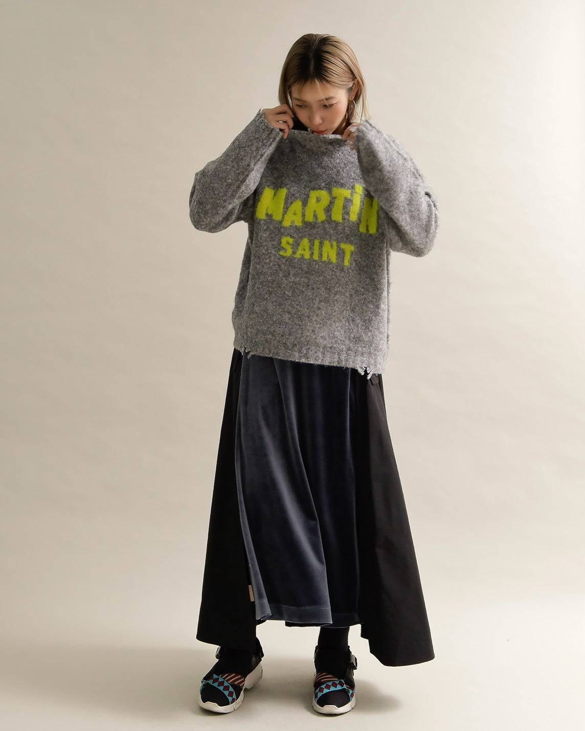 フワモコロゴルーズニット