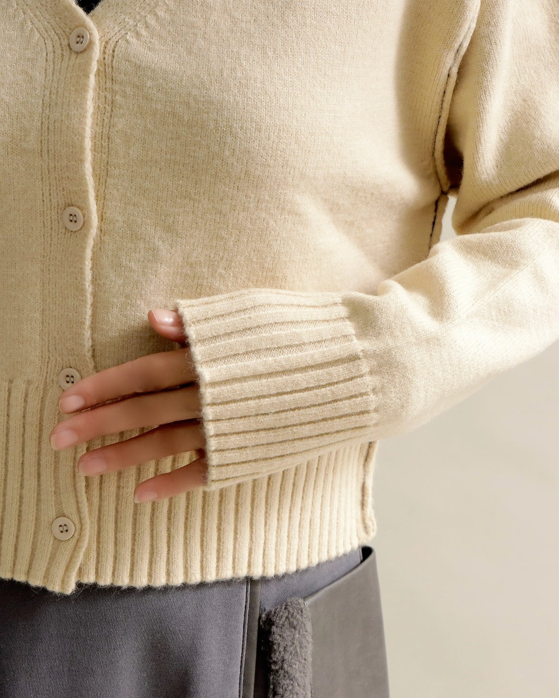 バックロゴショートカーディガン