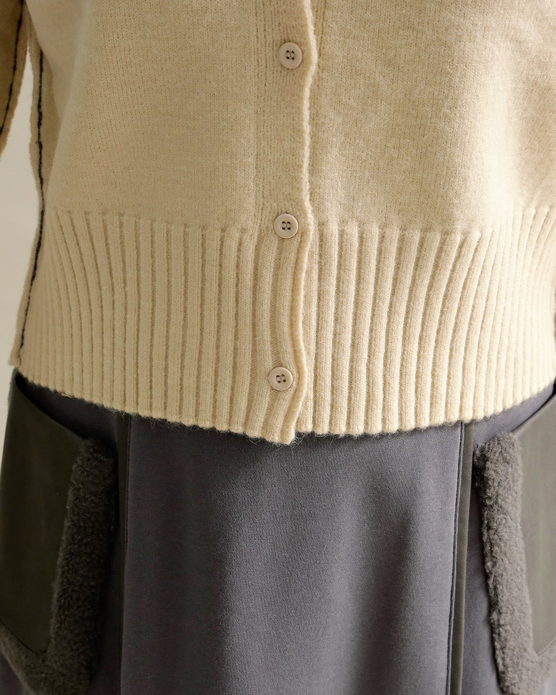 バックロゴショートカーディガン