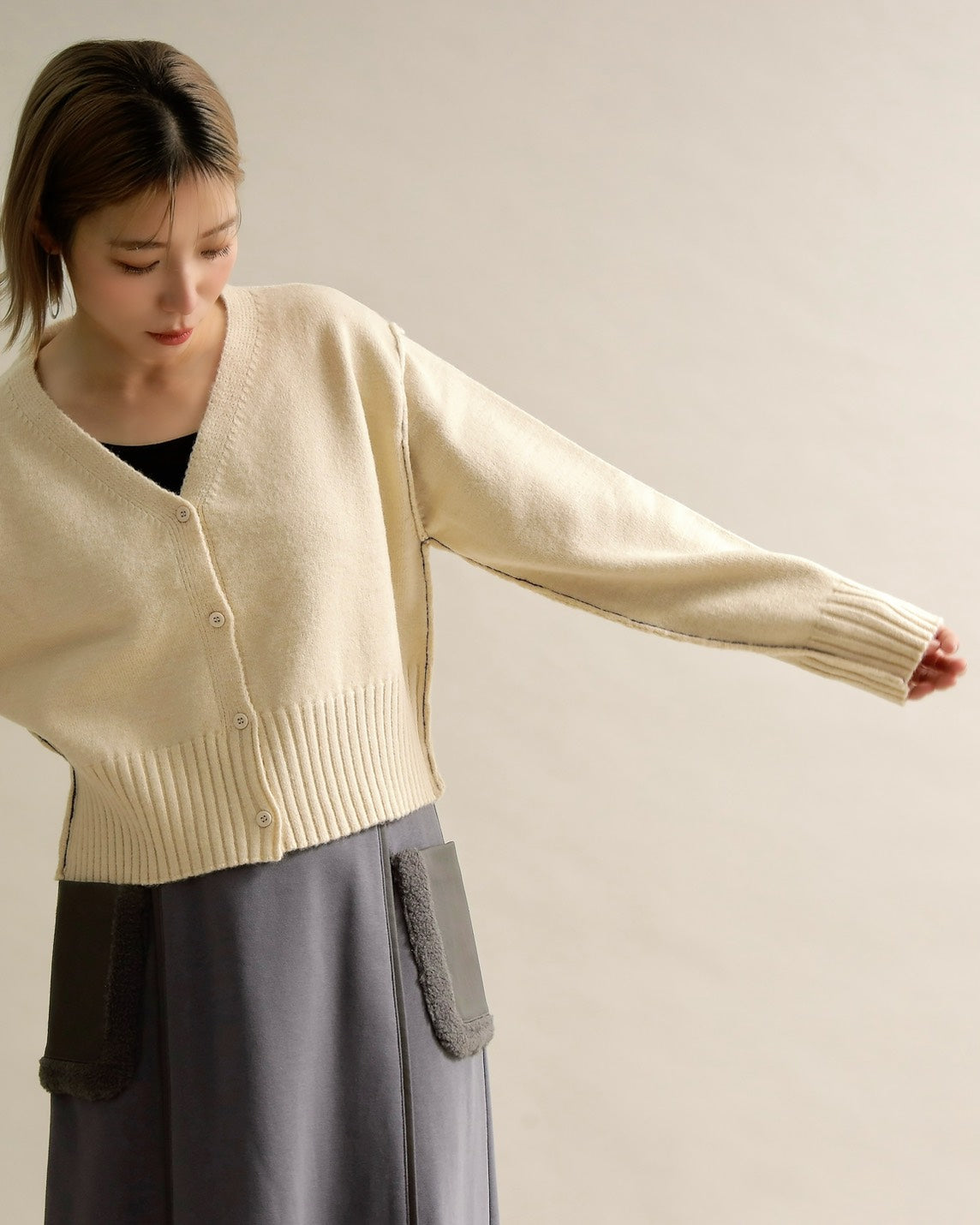 バックロゴショートカーディガン