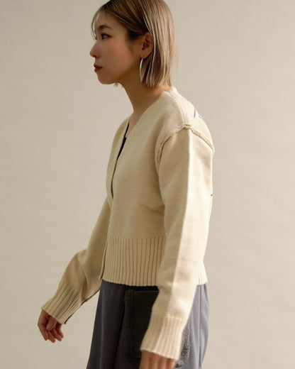バックロゴショートカーディガン