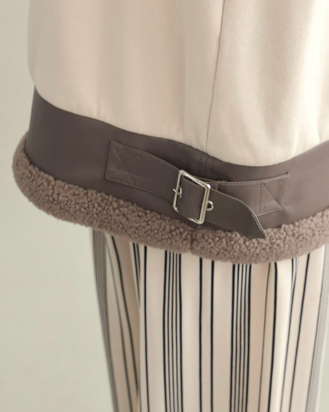 エコレザー×ボア切り替えベルトデザインプルオーバー