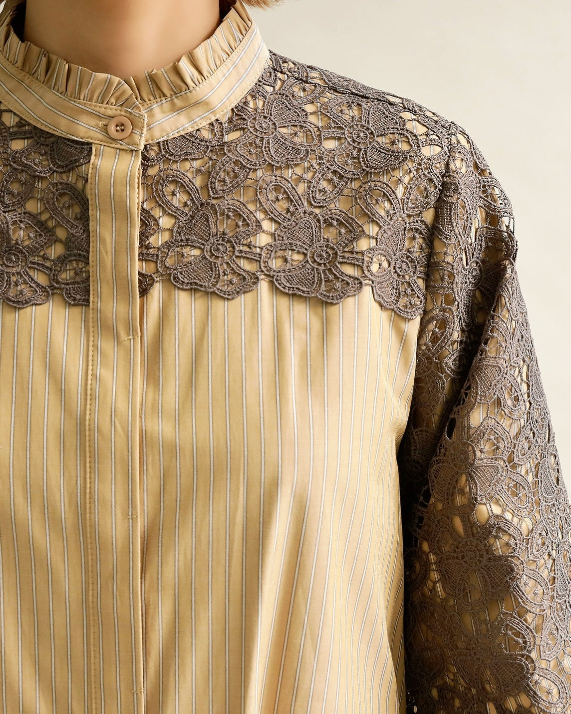 レースコンビ・スタンドカラーブラウス